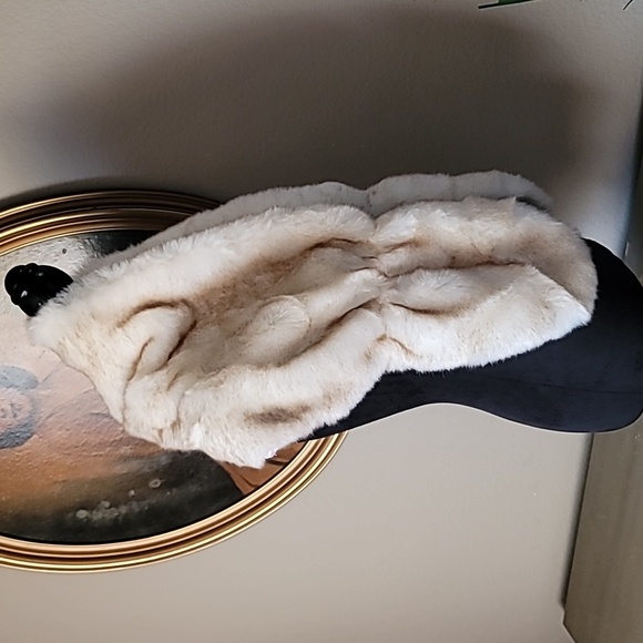 Winter White FAUX FUR MINK Stole Wrap Shrug. One Size - Picture 3 of 7